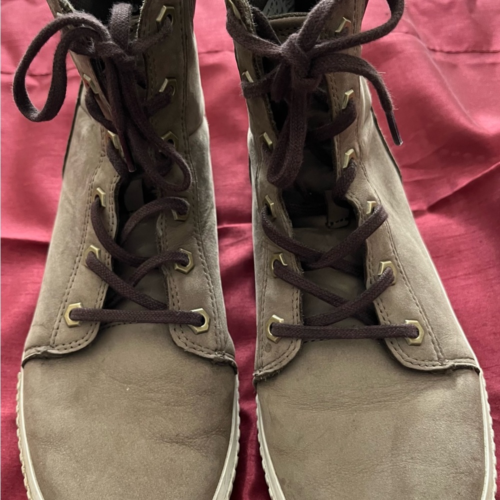 Women’s Timberland high top sneakers size 9
